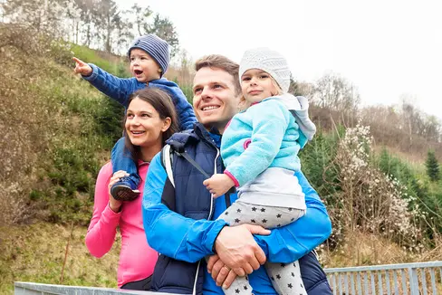 Bis Jahresende laufen die Befragungen zur neuen Familienstudie, die im kommenden Jahr erscheinen wird. Darin finden sich Fragen zu Familienstrukturen, Einstellungen und Wertehaltungen, Kinderbetreuung und Kindererziehung, Kinderwunsch, Betreuung und Pflege hilfsbedürftiger Personen, Erwerbsarbeit und Vereinbarkeit sowie Familienförderung. (Foto: Familienagentur/Ingrid Heiss)
