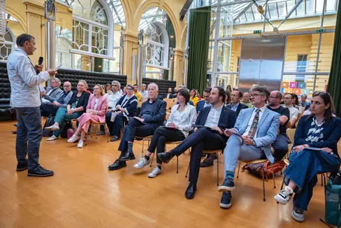 “Fare ricerca non significa solo realizzare progetti, ma anche creare reti”, ha affermato il direttore di Ripartizione Franz Schöpf durante il pomeriggio informativo sui partenariati di ricerca Ue. (Foto: USP/Greta Stuefer)