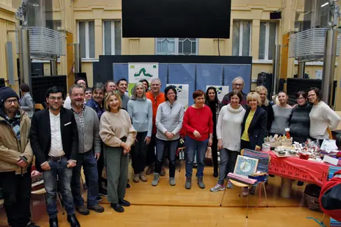 L'assessora al sociale, Waltraud Deeg, ha fatto visita al Mercatino di Natale Miteinander Füreinander Weihnachten. Facciamo insieme Natale, esposizione e vendita dei prodotti artigianali di otto cooperative sociali e gruppi di lavoro altoatesini allestito nel cortile interno di Palazzo Widmann (Foto: LPA/Greta Stuefer)