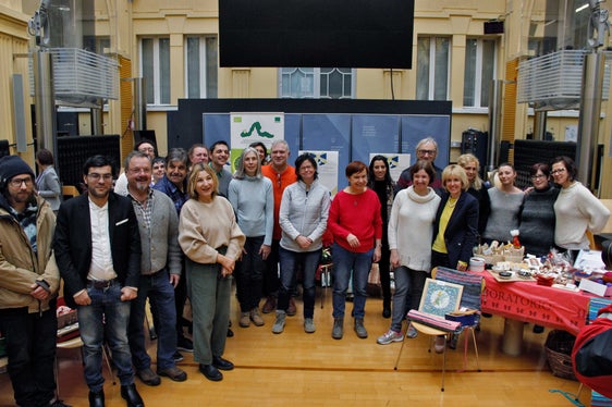 L'assessora al sociale, Waltraud Deeg, ha fatto visita al Mercatino di Natale Miteinander Füreinander Weihnachten. Facciamo insieme Natale, esposizione e vendita dei prodotti artigianali di otto cooperative sociali e gruppi di lavoro altoatesini allestito nel cortile interno di Palazzo Widmann (Foto: LPA/Greta Stuefer)