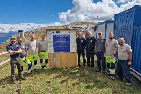 Sul cantiere dell’opera di protezione contro le valanghe di Zeppichl: (da sinistra) il capocantiere Jan Kobald, il caposquadra Thomas Pichler e gli operai della sua squadra Johann Georg Haller e Michael Angerer, il direttore dell’Agenzia per la protezione civile Klaus Unterweger, il direttore dell’Ufficio Sistemazione bacini montani ovest Ovest Peter Egger, gli operai Florian Öttl, Patrick Heiss e Michael Ennemoser. (Foto: USP/Ufficio Sistemazione bacini montani ovest presso l’Agenzia per la Protezione civile)