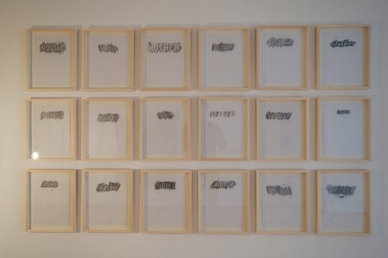 Die Frottage Madre, Mami, Mama, Mamita, Mamcita, Madrecita von Margarethe Drexel ist Teil der Ausstellung, die derzeit in Glurns zu sehen ist. (Foto: LPA/Bürgergenossenschaft Obervinschgau/Simon Graf)