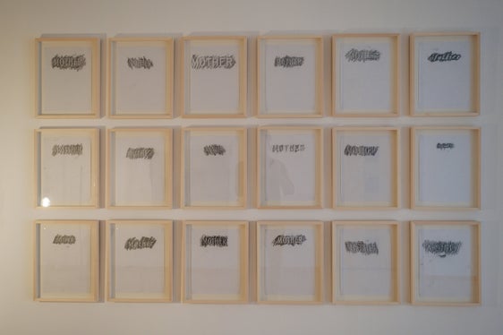 Die Frottage Madre, Mami, Mama, Mamita, Mamcita, Madrecita von Margarethe Drexel ist Teil der Ausstellung, die derzeit in Glurns zu sehen ist. (Foto: LPA/Bürgergenossenschaft Obervinschgau/Simon Graf)