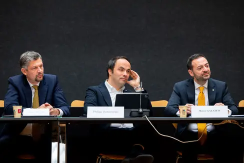 Die Landesregierung hat auf Vorschlag der Bildungslandesräte Daniel Alfreider (von links), Philipp Achammer und Marco Galateo die Verordnung zur Staatsprüfung zum Abschluss der Unterstufe und zur Reifeprüfung genehmigt. (Foto: LPA/Fabio Brucculeri)