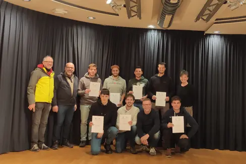 Die neu zertifizierten Skiservicetechniker mit Ivo Demetz, Roberto Moling, Karin Huber und Ernst Messner (Foto: LPA/BBZ Bruneck)