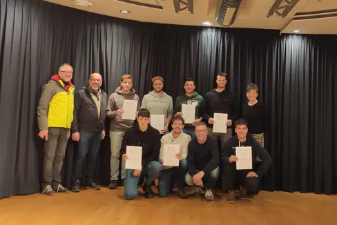 I sette nuovi tecnici di assistenza sciistica con gli istruttori del corso Ivo Demetz, Christian Pedevilla e Roberto Moling (presidente dei tecnici di attrezzature sportive dell'Apa) nonché Karin Huber, prima collaboratrice del direttore della formazione professionale in lingua tedesca della Provincia Peter Prieth e attuale direttrice del BBZ di Brunico (Foto: ASP/BBZ Brunico)