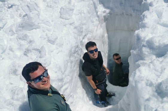 Jahr für Jahr nimmt die Agentur für Bevölkerungsschutz mit Unterstützung der Landesabteilung Forstwirtschaft in Zusammenarbeit mit dem Italienischen Glaziologischen Komitee die Erhebungen der Schneedecke auf ausgewählten Gletschern vor; im Bild: Leander Mitterer und Moritz Tötsch von der Forststation Ratschings und Bergführer Stephan Fassnauer am Übertalferner. (Foto: LPA/Thomas Windisch)