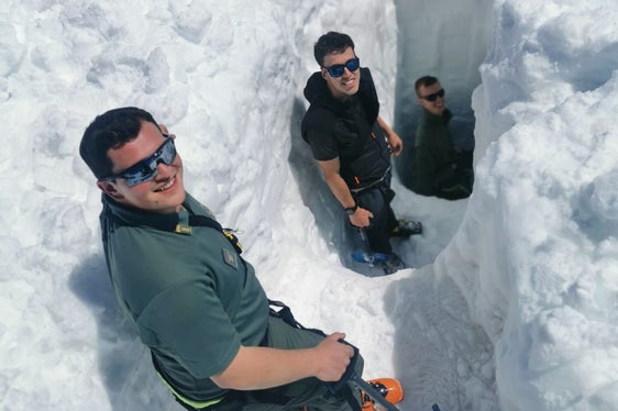 Nei giorni scorsi si sono svolte le misure di accumulo invernale 2024 sui ghiacciai altoatesini condotte dall’Ufficio Idrologia e dighe dell’Agenzia per la Protezione civile, in collaborazione con il Comitato Glaciologico Italiano e con il supporto dell’Ispettorato forestale di Vipiteno (Foto: ASP/Thomas Windisch)