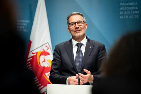 L presidënta Kompatscher se cungratulea pra dutes y duc che ie ruvedes/ei ite te Chemun y rengrazia chiche zapa ora, per si mpëni desmustrà ti ani passei. (Foto: USP/Fabio Brucculeri)