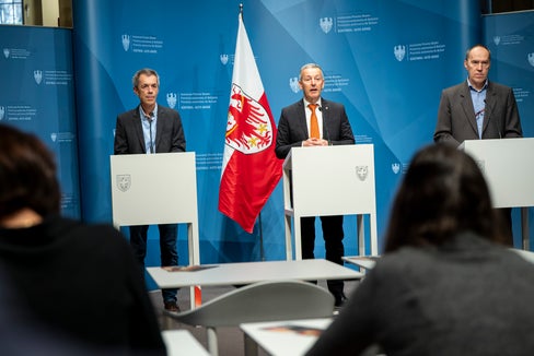 Stellten die Luftqualitätsdaten 2025 vor und bewerteten die Entwicklungen der wichtigsten Luftschadstoffe in Südtirol: (von links) Georg Pichler, Direktor des Landesamtes für Luft und Lärm, Landesrat Peter Brunner und Luca Verdi, Direktor des Labors für Luftanalysen und Strahlenschutz, bei der Pressekonferenz am 5. März. (Foto: LPA/Fabio Brucculeri)