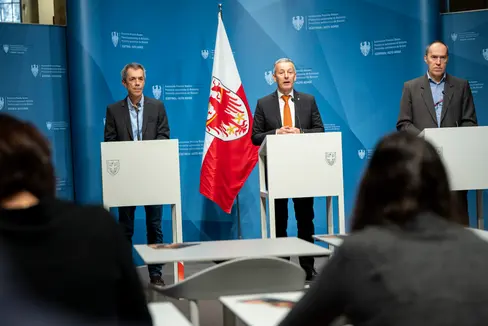 Stellten die Luftqualitätsdaten 2025 vor und bewerteten die Entwicklungen der wichtigsten Luftschadstoffe in Südtirol: (von links) Georg Pichler, Direktor des Landesamtes für Luft und Lärm, Landesrat Peter Brunner und Luca Verdi, Direktor des Labors für Luftanalysen und Strahlenschutz, bei der Pressekonferenz am 5. März. (Foto: LPA/Fabio Brucculeri)