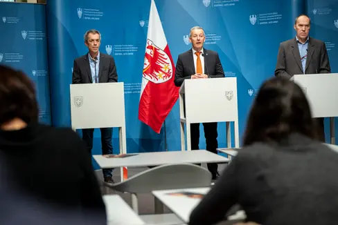 Stellten die Luftqualitätsdaten 2025 vor und bewerteten die Entwicklungen der wichtigsten Luftschadstoffe in Südtirol: (von links) Georg Pichler, Direktor des Landesamtes für Luft und Lärm, Landesrat Peter Brunner und Luca Verdi, Direktor des Labors für Luftanalysen und Strahlenschutz, bei der Pressekonferenz am 5. März. (Foto: LPA/Fabio Brucculeri)