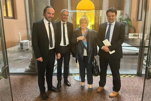 L'assessore provinciale Philipp Achammer (all'estrema sinistra) con la ministra del Lavoro e delle Politiche sociali, Marina Elvira Calderone, il senatore Meinhard Durnwalder (all'estrema destra) e il deputato Dieter Steger (Foto: ASP)