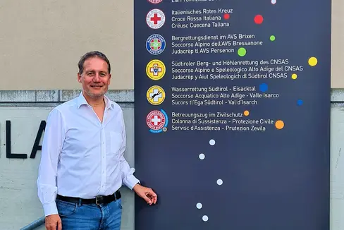 L'assessore all'Edilizia pubblica e patrimonio Massimo Bessone all'ingresso del Centro di Protezione civile di Bressanone, dove hanno sede anche Croce Bianca, Croce Rossa e Soccorso Acquatico (Foto: ASP)