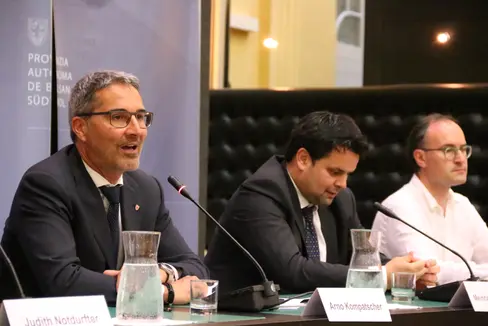L'Alto Adige vuole garantire o riconquistare l'autonomia del settore del volontariato in diversi modi: influenzando la legislazione statale e con propri regolamenti attuativi. Lo hanno riferito oggi alle organizzazioni di volontariato (da sinistra) il presidente Kompatscher, il senatore Durnwalder e il direttore del DZE Seitz (Foto: ASP/Andreas Elsler).