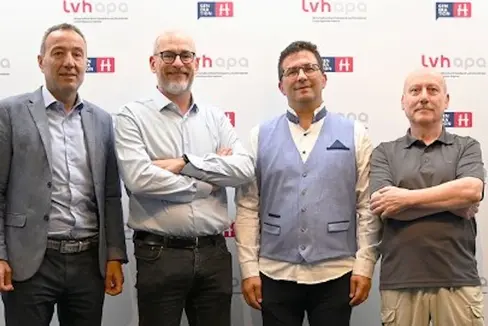 Da sinistra il direttore Walther Pöhl, il dirigente Franco Ramaroli e i docenti nel recente incontro tra Scuola professionale Einaudi e lvh.apa (Foto: ASP/Scuola professionale Einaudi)