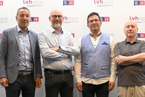 Da sinistra il direttore Walther Pöhl, il dirigente Franco Ramaroli e i docenti nel recente incontro tra Scuola professionale Einaudi e lvh.apa (Foto: ASP/Scuola professionale Einaudi)