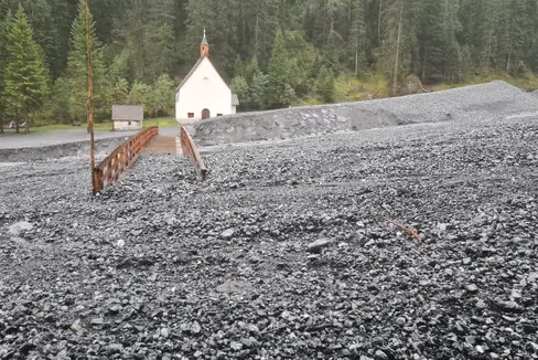 Die Wallfahrtskirche Heilige-Drei-Brunnen wurde vom Murgang der heutigen Nacht, auch dank des Ablenkdamms, nicht beschädigt. (Foto: LPA/Amt für Wildbach- und Lawinenverbauung West)