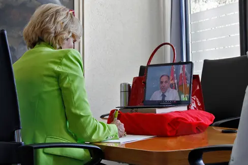 Im Rahmen eines Online-Gesprächs hat sich Landesrätin Waltraud Deeg beim Burgenländischen Soziallandesrat Leonhard Schneemann über den Pflege Service Burgenland informiert. (Foto: LPA/Greta Stuefer)
