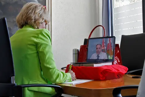 Im Rahmen eines Online-Gesprächs hat sich Landesrätin Waltraud Deeg beim Burgenländischen Soziallandesrat Leonhard Schneemann über den Pflege Service Burgenland informiert. (Foto: LPA/Greta Stuefer)