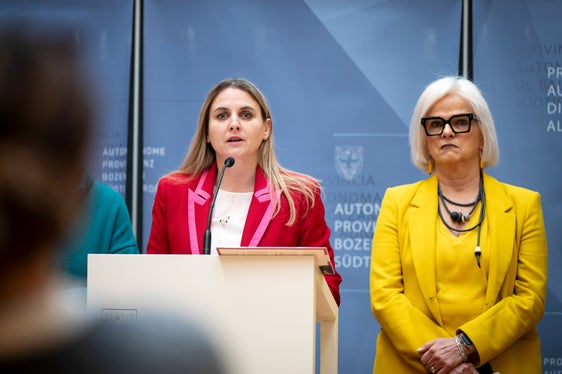 “Non vogliamo fiori, ma vogliamo sottolineare ciò che ancora non funziona”, ha affermato la presidente della Commissione provinciale pari opportunità, Ulrike Oberhammer, nella foto con la vice presidente Nadia Mazzardis. (Foto: USP/Fabio Brucculeri)