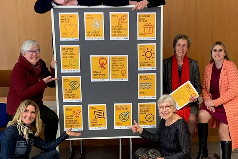 Da sinistra: Heidrun Goller (KVW donne), Angelika Mitterrutzner (Katholischer Familienverband), Philipp Tarfusser (Jugendring), Tobias Bez Masotti (grafico), Irene Vieider (Katholische Frauenbewegung), Antonia Egger (Südtiroler Bäuerinnenorganisation) e Ulrike Oberhammer (Commissione Provinciale per le pari opportunità) (Foto: Servizio donna)