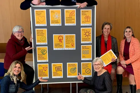 Da sinistra: Heidrun Goller (KVW donne), Angelika Mitterrutzner (Katholischer Familienverband), Philipp Tarfusser (Jugendring), Tobias Bez Masotti (grafico), Irene Vieider (Katholische Frauenbewegung), Antonia Egger (Südtiroler Bäuerinnenorganisation) e Ulrike Oberhammer (Commissione Provinciale per le pari opportunità) (Foto: Servizio donna)