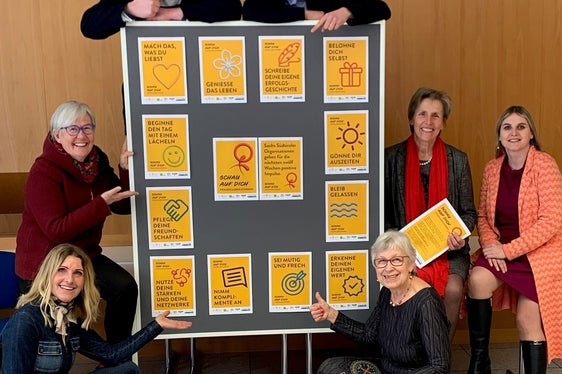 Da sinistra: Heidrun Goller (KVW donne), Angelika Mitterrutzner (Katholischer Familienverband), Philipp Tarfusser (Jugendring), Tobias Bez Masotti (grafico), Irene Vieider (Katholische Frauenbewegung), Antonia Egger (Südtiroler Bäuerinnenorganisation) e Ulrike Oberhammer (Commissione Provinciale per le pari opportunità) (Foto: Servizio donna)