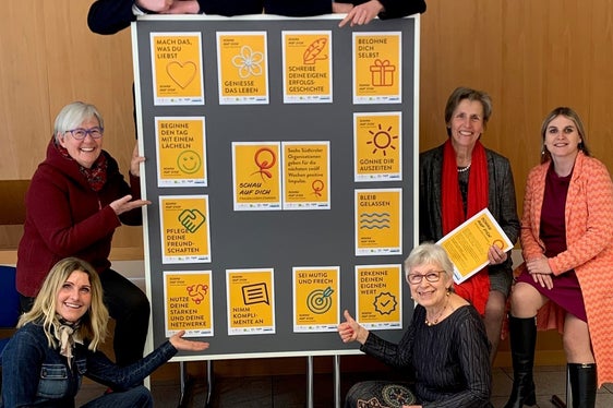 Da sinistra: Heidrun Goller (KVW donne), Angelika Mitterrutzner (Katholischer Familienverband), Philipp Tarfusser (Jugendring), Tobias Bez Masotti (grafico), Irene Vieider (Katholische Frauenbewegung), Antonia Egger (Südtiroler Bäuerinnenorganisation) e Ulrike Oberhammer (Commissione Provinciale per le pari opportunità) (Foto: Servizio donna)