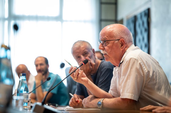 Il presidente dell'AVS Georg Simeoni (davanti) e il presidente del CAI Carlo Alberto Zanella (a sinistra), così come i membri del consiglio direttivo, hanno espressamente accolto con favore il nuovo regolamento e ringraziato l'Amministrazione provinciale per la costruttiva collaborazione e il riconoscimento del valore del volontariato. (Foto: USP/Fabio Brucculeri)