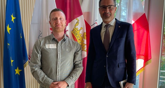 Landeshauptmann Arno Kompatscher (r.) mit Hannes Götsch, Gründer und treibende Kraft der Basis Vinschgau in Schlanders, bei der Eröffnung des EU Design Days 2023 in Brüssel. (Foto: LPA/Außenamt Brüssel)