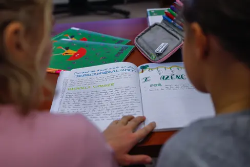 Ndut iel tla valedes ladines 15 scoles elementeres y 5 scoles mesanes cun bën 129 tlasses y 1800 sculeies y sculées (dac dl ann de scola 2021/22). (Foto: ASP/Oskar Verant)