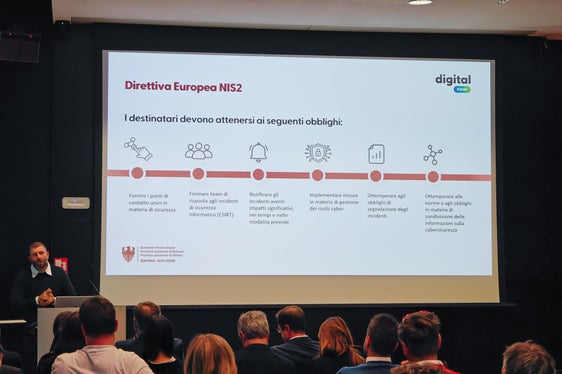 Die Teilnehmer und Teilnehmerinnen wurden im Detail über die NIS2-Richtlinie informiert, die einen noch besseren Schutz in Sachen Cybersicherheit herbeiführen soll. (Foto: LPA/Ursula Pirchstaller)