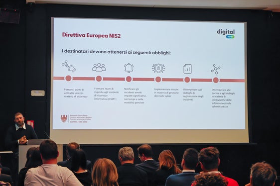 I partecipanti sono stati informati in dettaglio sulla direttiva europea NIS2, che intende fornire una protezione ancora migliore in termini di sicurezza informatica. (Foto: USP/Ursula Pirchstaller)