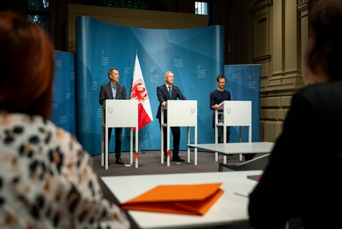 I sistemi di riscaldamento a legna sono considerati rispettosi del clima e dell'ambiente. Tuttavia, è importante farli funzionare correttamente: il direttore dell'Ufficio Aria e Rumore Georg Pichler, l'assessore provinciale Peter Brunner e il presidente degli spazzacamini Christian Resch (da sinistra) hanno fornito informazioni alla conferenza stampa sul tema “Riscaldare con la legna... ma bene!”. (Foto: USP/Fabio Brucculeri)