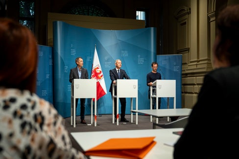 Holzheizungen gelten als klimaschonend und umweltfreundlich. Es kommt aber darauf an, sie richtig zu betreiben: Amtsdirektor Georg Pichler, Landesrat Peter Brunner und Kaminkehrer-Obmann Christian Resch (von links) informierten bei der Pressekonferenz über die Initiative Heizen mit Holz... aber richtig. (Foto: LPA/Fabio Brucculeri)