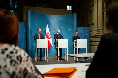 Holzheizungen gelten als klimaschonend und umweltfreundlich. Es kommt aber darauf an, sie richtig zu betreiben: Amtsdirektor Georg Pichler, Landesrat Peter Brunner und Kaminkehrer-Obmann Christian Resch (von links) informierten bei der Pressekonferenz über die Initiative Heizen mit Holz... aber richtig. (Foto: LPA/Fabio Brucculeri)