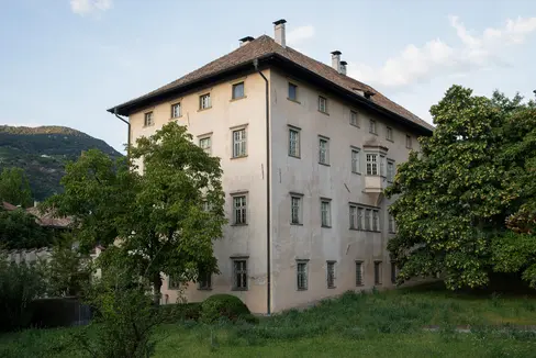 Per la settimana dei beni culturali, sabato 9 ottobre la lente sarà su Palazzo Rottenbuch, in via Armano Diaz 8 a Bolzano, qui nella foto, sede della Soprintendenza ai beni culturali, sul lavoro delle conservatrici e dei conservatori, e sui beni culturali. (Foto: ASP/Soprintendenza beni culturali)