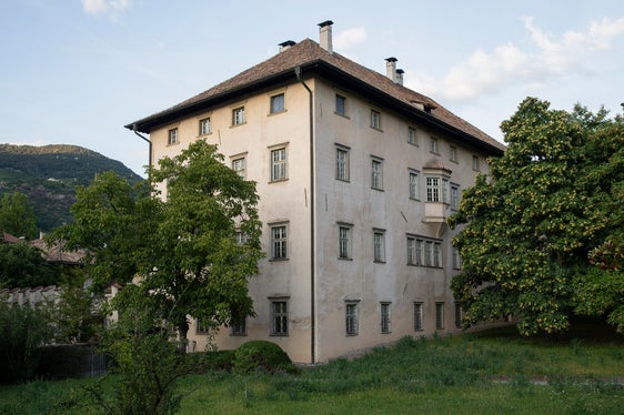 Per la settimana dei beni culturali, sabato 9 ottobre la lente sarà su Palazzo Rottenbuch, in via Armano Diaz 8 a Bolzano, qui nella foto, sede della Soprintendenza ai beni culturali, sul lavoro delle conservatrici e dei conservatori, e sui beni culturali. (Foto: ASP/Soprintendenza beni culturali)