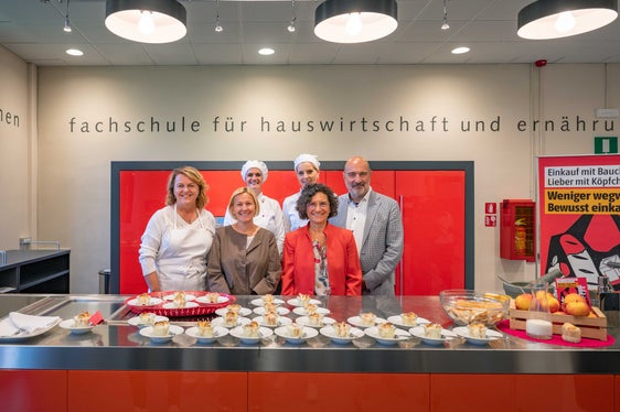 Stellten die Landeskampagne am 28. September vor (v.l.): Landesrätin Rosmarie Pamer, Amtsdirektorin Astrid Wiest, Hygieneärztin Simona Nascetti. Dahinter die Fachlehrerinnen Julia Dariz und Martina Gögele sowie der Direktor der Fachschulen für Hauswirtschaft und Ernährung Martin Unterer. (Foto: LPA/Greta Stuefer)