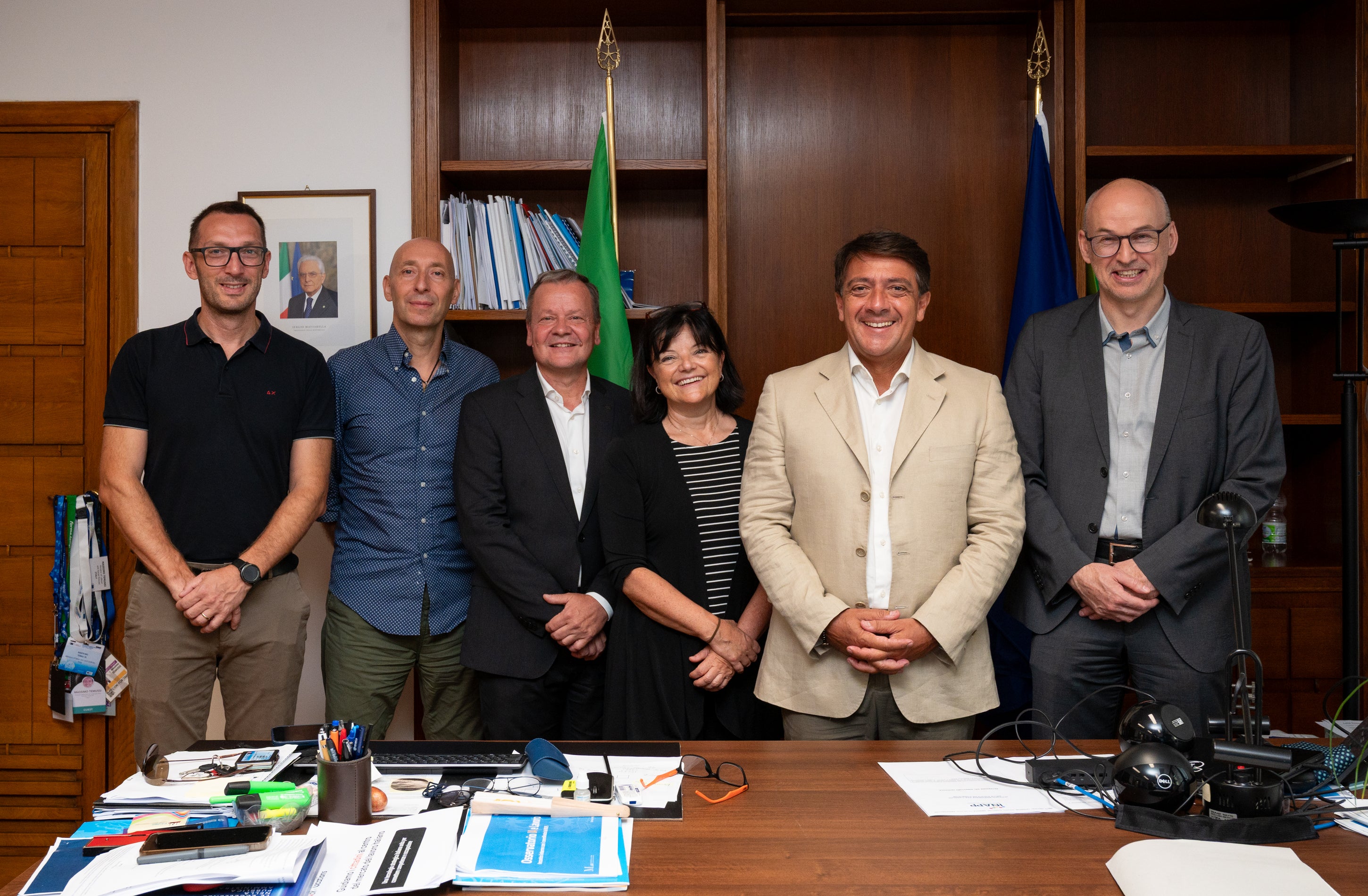 All’incontro di lavoro hanno partecipato (da sinistra): Stephen Gallmetzer Kaufmann dell’Unione Agricoltori e Coltivatori Diretti Sudtirolesi, Alessandro Gaetani della Divisione V del Ministero del Lavoro e delle Politiche Sociali, Josef Haller, vicedirettore dell’Unione Agricoltori e Coltivatori Diretti Sudtirolesi, Petra Piffer, direttrice dell’Ispettorato del Lavoro, Massimo Temussi in qualità di rappresentante della Direzione Generale per le Politiche attive del lavoro del Ministero, nonché Günther Burger in qualità di rappresentante del Dipartimento Europa, Lavoro e Personale della Provincia autonoma di Bolzano, di cui è direttore. (Foto: USP/Studio154)
