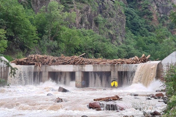 Das Rückhaltebecken in der Talfer in der Sill bei Bozen ist auch heute voller Treibholz. (Foto: Agentur für Bevölkerungsschutz/Berufsfeuerwehr)