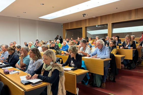 Rund 150 Interessierte haben sich am 24. September theoretische und praktische Inputs zu Wohnmodellen und -projekten geholt, mit denen das aktive Altern unterstützt wird. (Foto: LPA/Katharina Fleischmann)