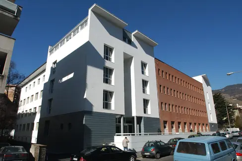 Im Bild der Sitz der Deutschen Bildungsdirektion in der Bozner Amba-Alagi-Straße (Foto: LPA)