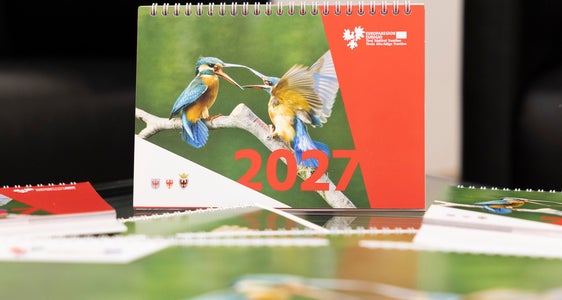 Der Euregio-Kalender 2027 ist im Wand- und Tischkalender-Format kostenlos erhältlich. (Foto: Land Tirol/Sedlak)