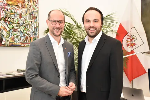 Ein erster Austausch zu wirtschaftsrelevanten Themen, die Südtirol und Tirol gleichermaßen betreffen: Landesrat Philipp Achammer absolvierte einen Antrittsbesuch bei Mario Gerber, dem neuen Tiroler Landesrat für Wirtschaft, Tourismus und Digitalisierung. (Foto: Land Tirol/Pichler)