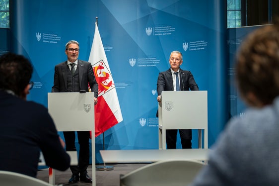 Die Landesregierung hat die Verlängerung des Energiebonus bis Ende 2029 genehmigt. Die Details dazu hat Landesrat Peter Brunner (rechts) - im Bild mit Landeshauptmann Arno Kompatscher - bei der Pressekonferenz nach der Sitzung der Landesregierung am 30. Oktober in Bozen vorgestellt. (Foto: LPA/Fabio Brucculeri)