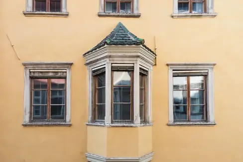 Die Bozner Laubenhäuser, in denen die Kreuzer-Sammlung untergebracht wird, werden erneuert und als Museum umgestaltet. Die Arbeiten, die nun zugeschlagen wurden, sollen 2026 abgeschlossen sein. (Foto: LPA/Betrieb Landesmuseen)