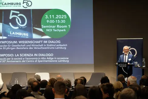 Der Direktor des Versuchszentrums Laimburg Michael Oberhuber: Die großen Themen von heute und morgen sind die Nachhaltigkeit sowie ökonomische und ökologische Herausforderungen. (Foto: LPA/Laimburg Research Centre/Ivo Corrà)