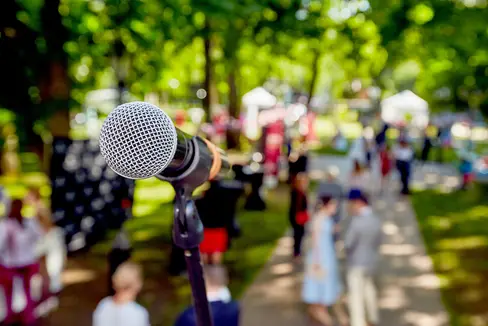 Wer um Genehmigung für eine Veranstaltung in einem Schutzgebiet ansuchen möchte, dem steht der Online-Dienst des Landesamtes für Natur im Südtiroler Bürgernetz zur Verfügung. (Foto: Canva)